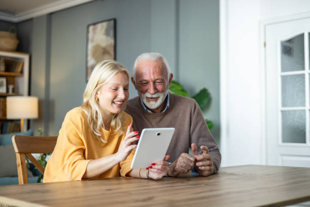 Seniorin nutzt Smartphone mit Unterstützung.